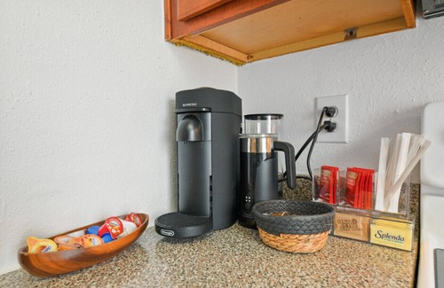 Galveston Condo | Quiet Condo | Pool | Newly Remodeled | Beach Gear