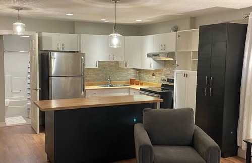 Broadmead House | Quiet, contemporary suite with private entrance and off street parking.