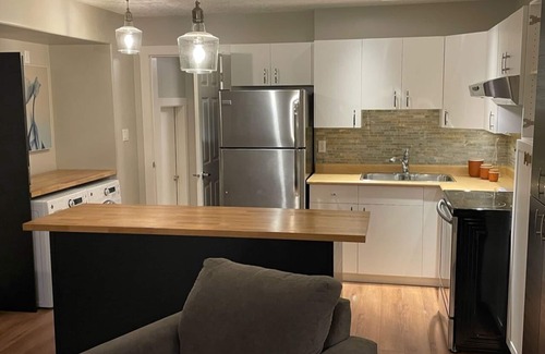 Broadmead House | Quiet, contemporary suite with private entrance and off street parking.