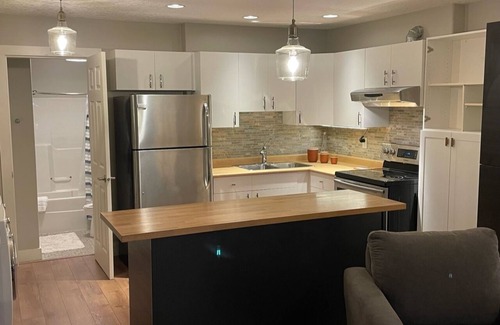 Broadmead House | Quiet, contemporary suite with private entrance and off street parking.