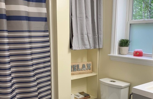 Belfast Cabin | Quiet Cottage in the Pines, close to downtown Belfast and Swan Lake