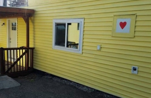 Vernon House | Quiet country-living, minutes from Downtown