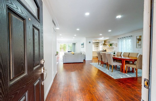 Sylmar House | Quiet cul-de-sac home with big enclosed dog-friendly yard, near large park