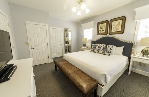 Lackey Resort | Quiet end home. Walk to Water Country, minutes to Busch Gardens, Pools & Golf