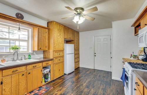 Corsicana House | Quiet Farmhouse Retreat in Corsicana