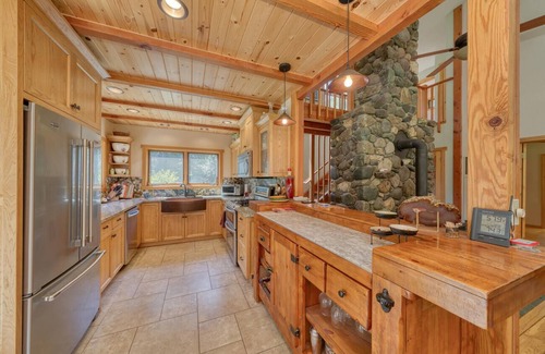 Quincy House | Quiet get away on a private creek. Hot tub, infrared sauna and massage table.