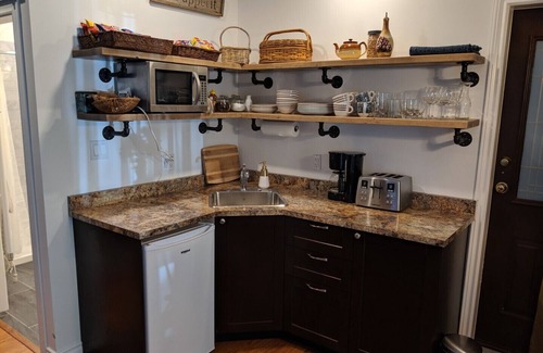 North Saanich House | Quiet hideaway near Sidney, BC with king bed, kitchenette and private bathroom