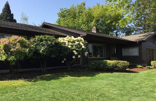 Wilkes House | Quiet Home, One Block to Glendoveer Golf Course, 10 minutes to Airport