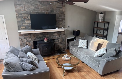 Coventry House | Quiet Lake Front Retreat