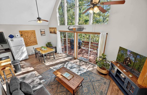 Basye Ski Chalet | Quiet Loft Chalet near Bryce w/Hot Tub & Fire Pit