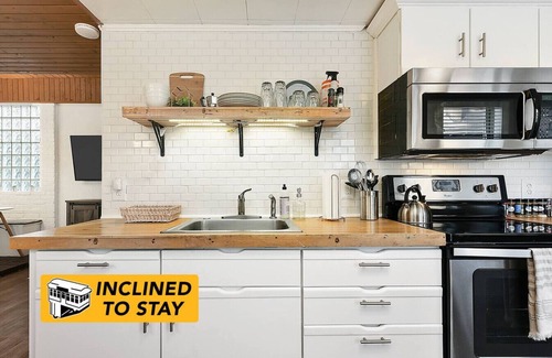 Crafton House | Quiet Loft w/Deck, Parking - Bright & Beautiful