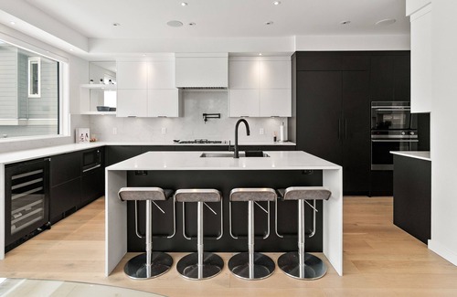 Westbank House | Quiet, Luxury Lake View House minutes to wineries & beach. 1hr to Big White