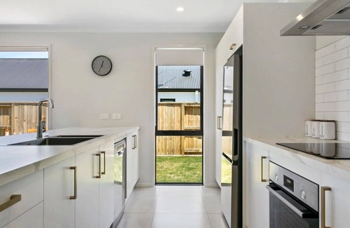 Wharewaka House | Quiet Modern Haven *No Service Fee*