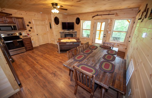 Gatlinburg - Pigeon Forge Cabin | Quiet Mountain Top Cabin- Private, Top Location, VIEWS!