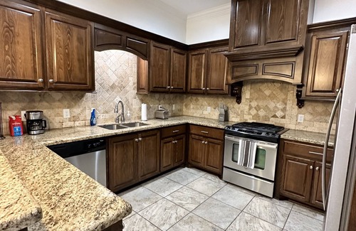 Sulphur House | Quiet Private Home - Centrally Located in Sulphur