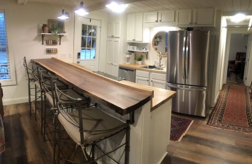 Turners House | Quiet Retreat/Beautiful Queen Bedroom with Private Bath Suite