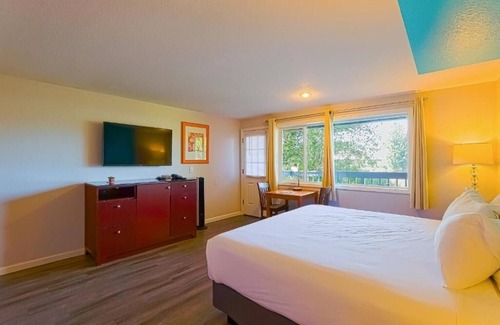 Seaside Hotel | Quiet Riverfront Room Ideal for Pet Owners Close to Ocean
