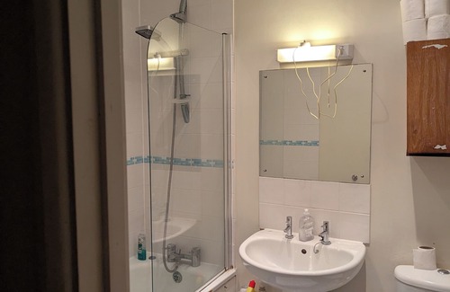 Brondesbury Park Apartment | Quiet room only in apartment block. 24 hour concierge. Near transport.