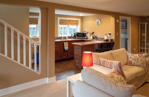 North Cowichan House | Quiet rural setting, close to mountain biking/hiking trails and downtown.