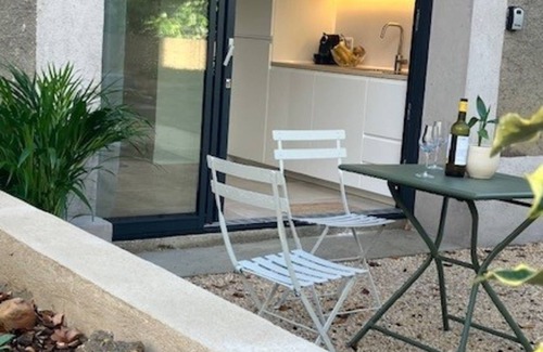 Charbonnieres-les-Bains Apartment | Quiet studio in a green setting