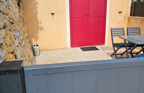 Le Revest-les-Eaux House | Quiet, small house in the hills above Toulon, close to all amenities.