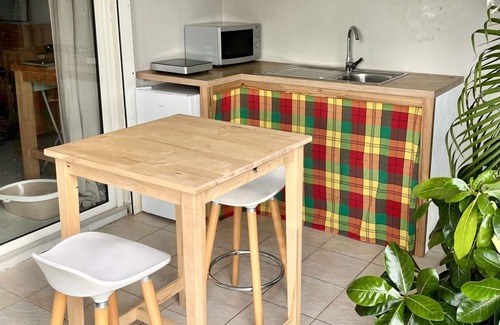 Cul de Sac Apartment | Quiet studio with private pool and garden