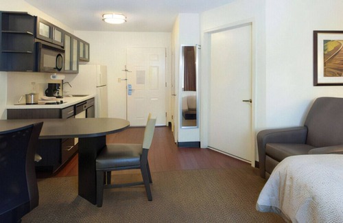 Earth City House | Quiet Stunning Space with Homelike Amenities