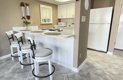 Villa Sabine Condo | Quiet, Sunny & Cheap! Walk to the Beach!n1 Bedroom Loft