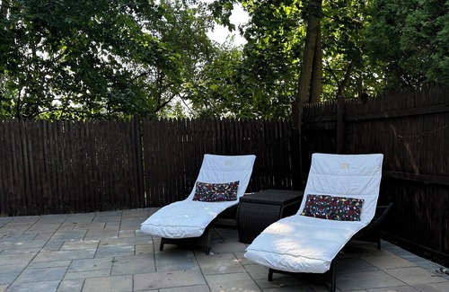 Newton House | Quiet, upscale Boston Suburb stay-fast access to Boston hub and hospitals