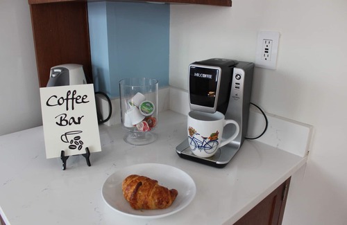 Ellijay House | Quiet upscale Bungalow 1 block to downtown square, restaurants, cafes, & shops.