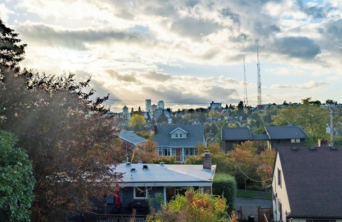 Madrona House | Quiet Urban 2BR, Walk to Lake, Cafes, Free Parking