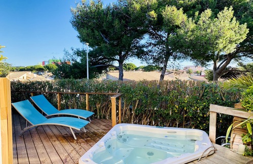 Gruissan Villa | Quiet Villa with SPA, Pool, Gardens, WiFi, AirCo, beach at 600m