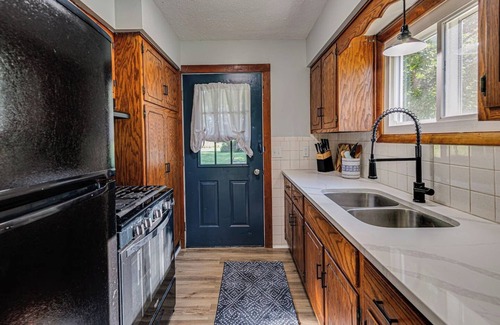 Maxwell House | Quiet3BR Greenfield LaundryWi-Fi