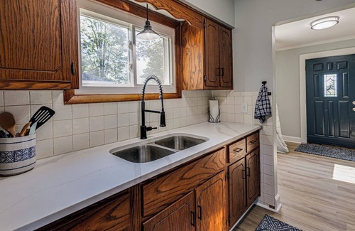 Maxwell House | Quiet3BR Greenfield LaundryWi-Fi