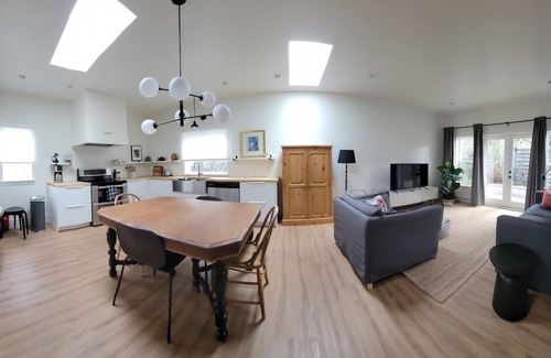 Saanich East Cottage | Quince Cottage - Quiet and relaxed