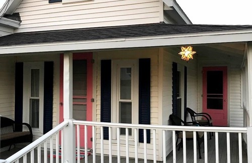 Mid-Coast and Islands Cottage | Quintessential Maine cottage overlooking the Cribstone Bridge with nearby beach access!