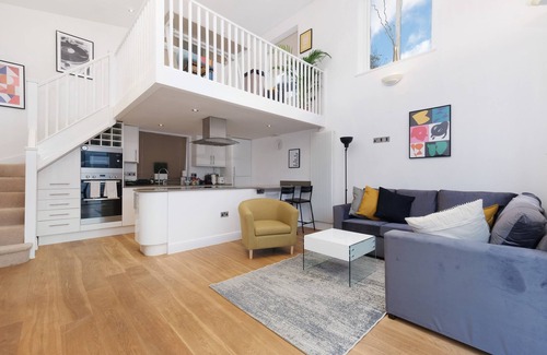 Edgware House | Quirky 3 Bdr 2 Bath Cottage with Parking