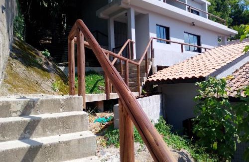 Toninhas House | Quitinete Casal ou até 4 pessoas 150m da praia das Toninhas