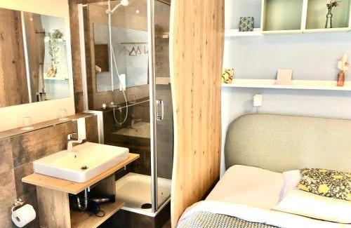 Rust Hotel | R & J Hotel