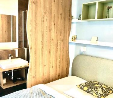 Rust Hotel | R & J Hotel