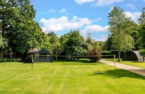 Malmesbury House | Rabbits Warren - Cotswolds Stay with Sauna and Hot Tub