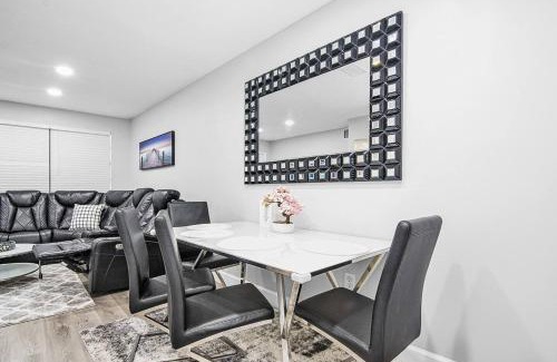 Hollywood House | Rachaels Upscale Two Bedrooms Luxury Home