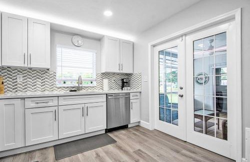 Hollywood House | Rachaels Upscale Two Bedrooms Luxury Home