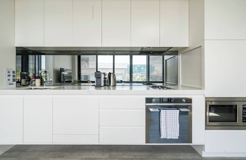 Bondi Beach Apartment | Radiant 2BR Top-Level Unit w/Wi-Fi near Bondi Beach