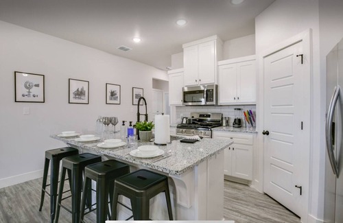 Lubbock Resort | Raider Resort ~ Hot Tub, Arcade, and Luxury for 14 Guests in Red Raider Land