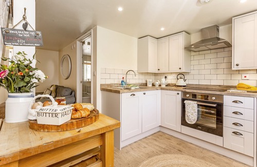Wickhamford Cottage | Railway Cottage - sleeps 4 guests in 2 bedrooms