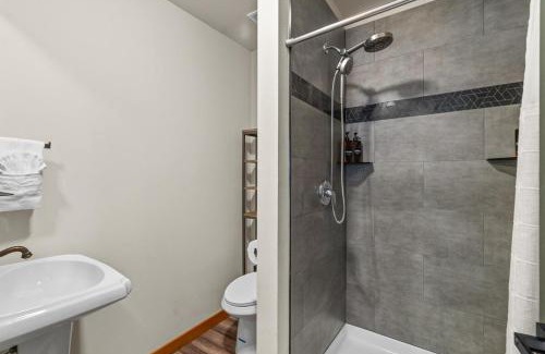 Paradise Estates House | Rainier XL Chalet EV-Hot Tub-Game Room-Guest Suite