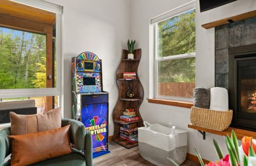 Paradise Estates House | Rainier XL Chalet EV-Hot Tub-Game Room-Guest Suite