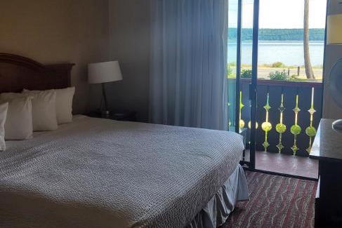 Campbell River Hotel | Ramada by Wyndham Campbell River