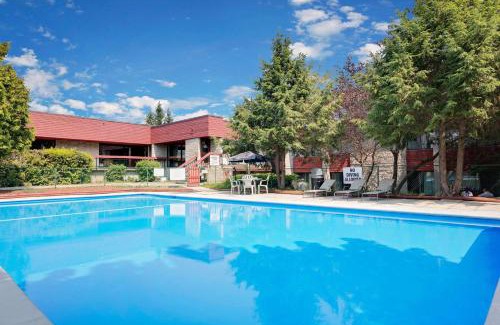 North Bay Resort | Ramada by Wyndham Pinewood Park Resort North Bay